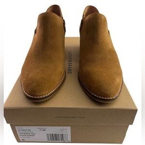 LUCKY BRAND BOOTS, Women’s Sz 7.5, Tan Oiled Suede Zip Ankle Booties, NEW in Box